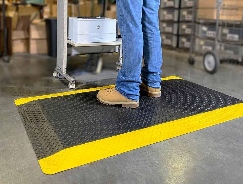 Wearwell Diamond-Plate Select Mat - Black/Yellow. Anti-Fatigue Workstation Mat. 3' W x 5' L x 9/16" Thickness. PVC Vinyl Surface with PVC Sponge. For Dry Industrial Use (495.916x3x5BYL)