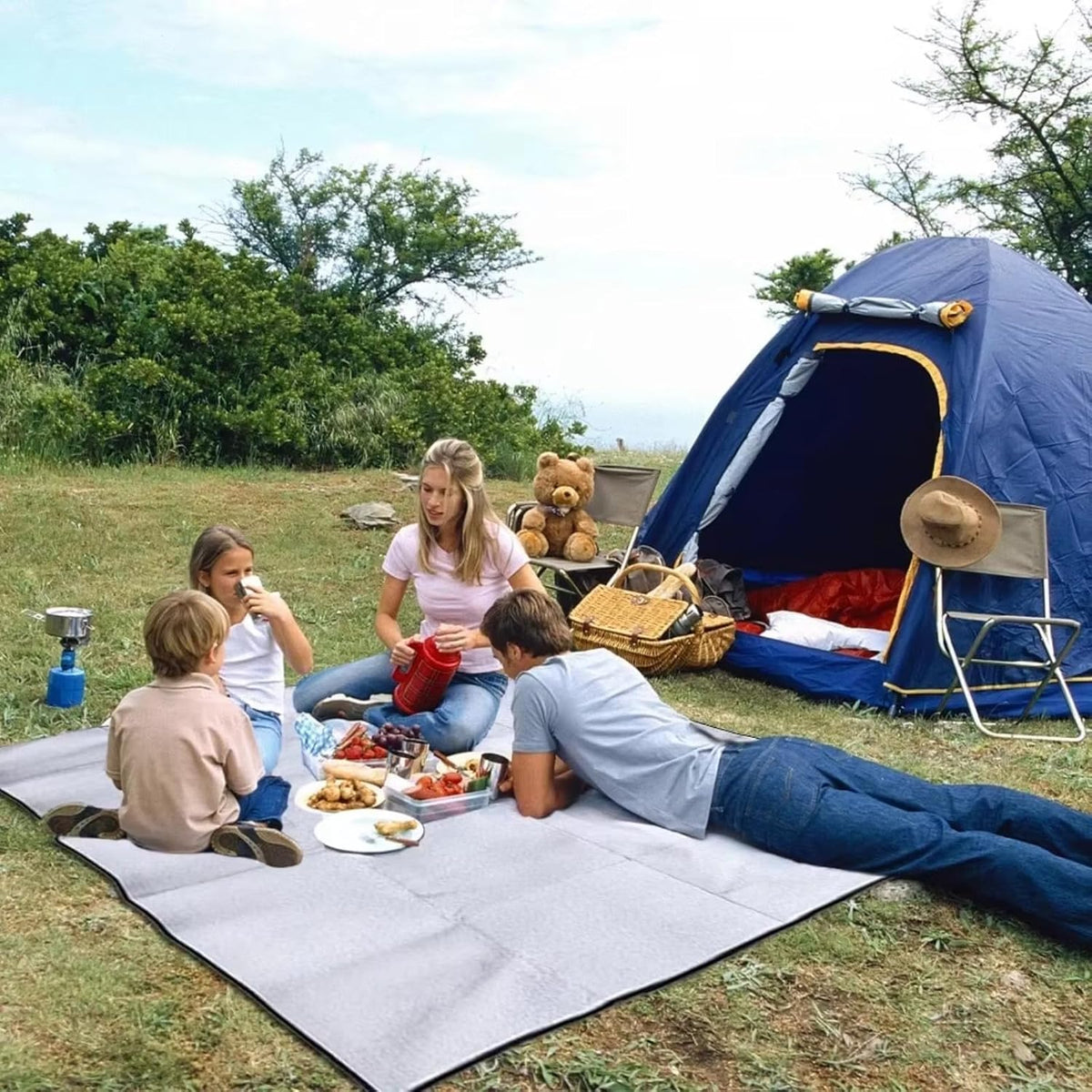 Double-Sided Aluminum Foil Picnic Mat, Moisture Proof Thermal Insulation Outdoor Mat, Portable Tent Floor Mat for Beach Camping Picnic Party (Aluminum foil1x2m)